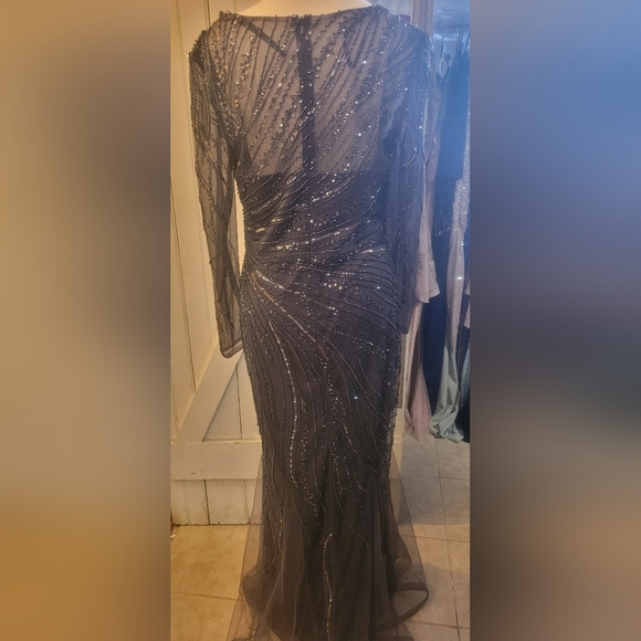 Elegant Black Evening Gown - Picture 4 of 15